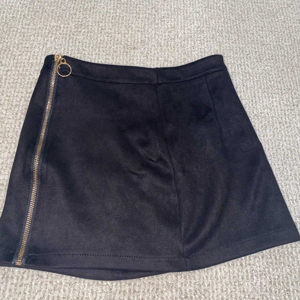 cute simple black zip up skirt!
